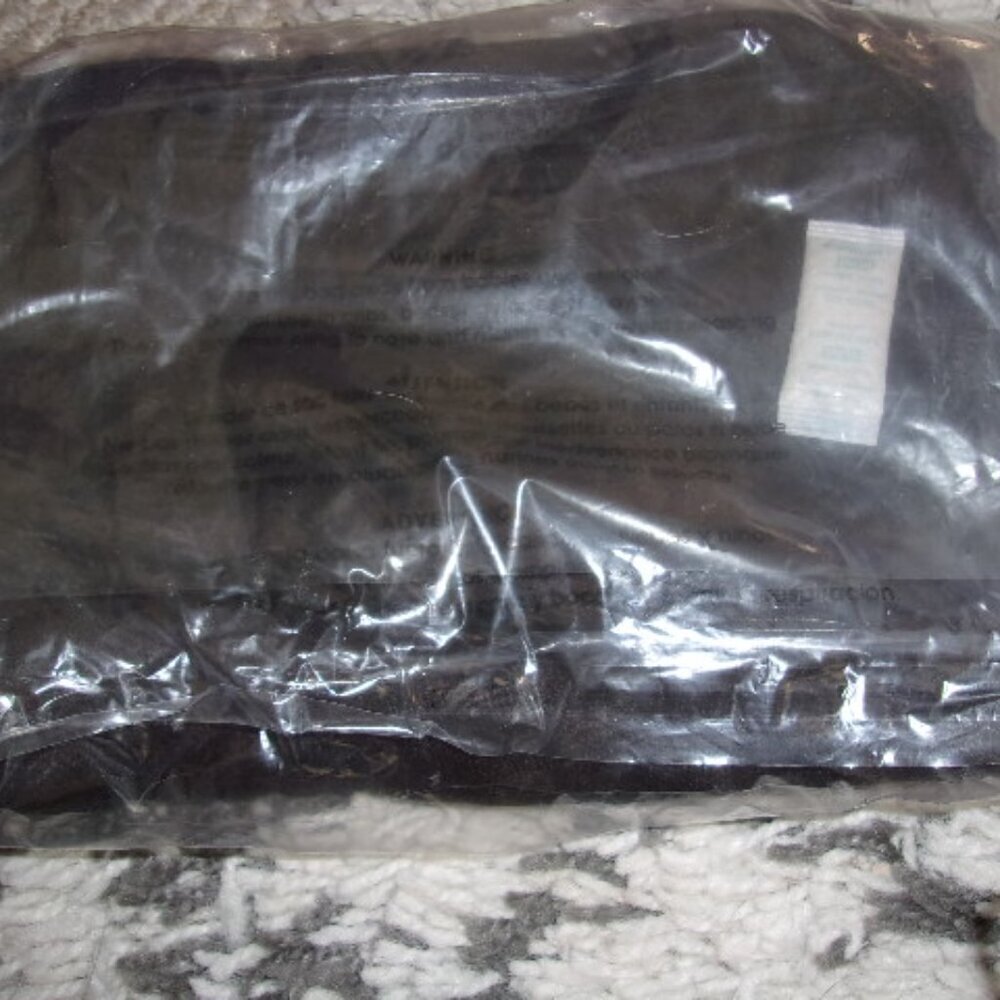 Beyond Yoga Hidden Pocket Infinity Scarf Black Fabfitfun Travel Accessory NEW - Picture 2 of 2